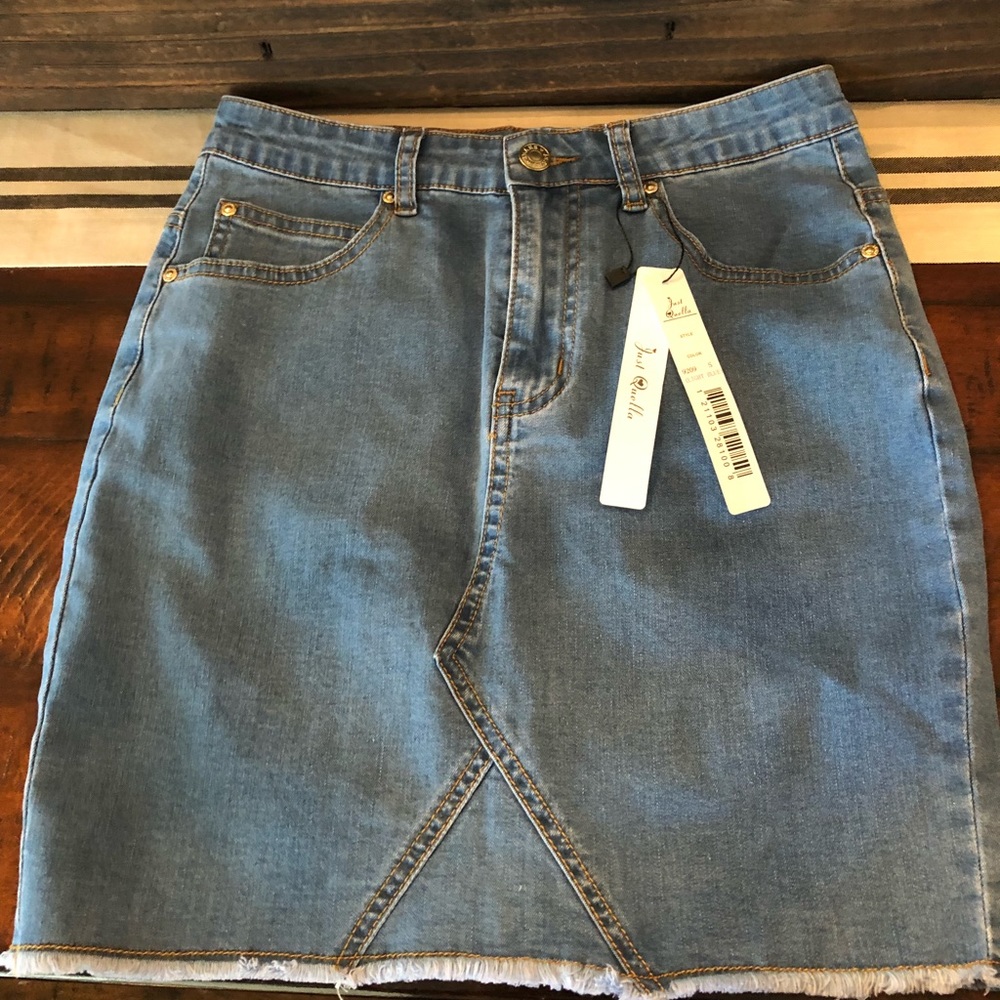 Stretchy mini skirt